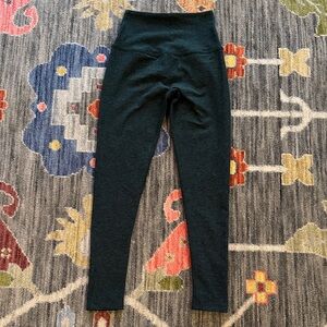 Beyond Yoga xs space dye hunter green midi leggings